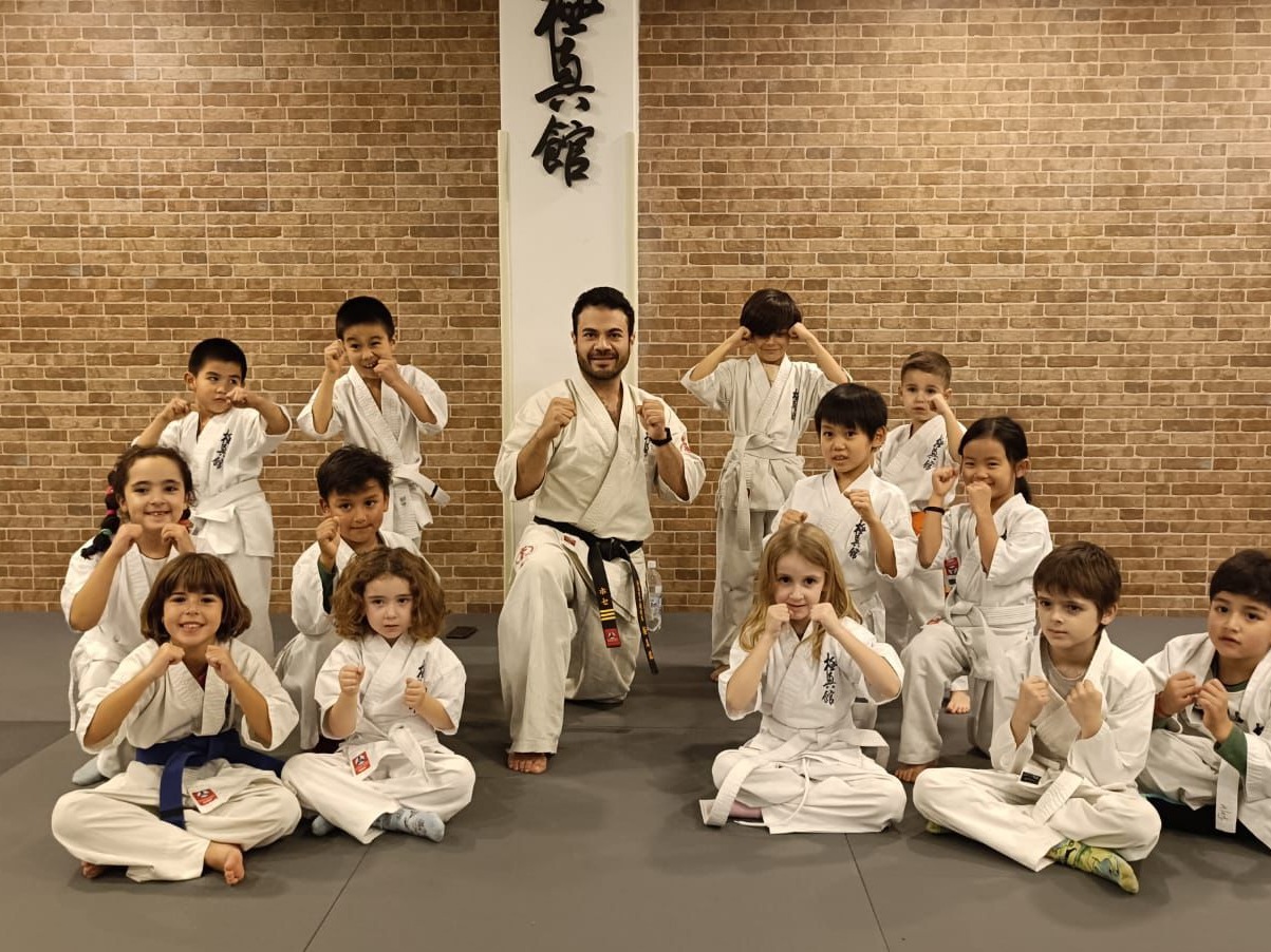 Clase infantil de Karate con su instructor
