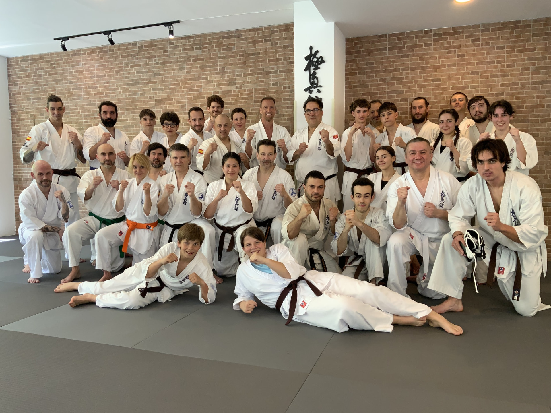Alumnos de Kyokushin Karate en el dojo
