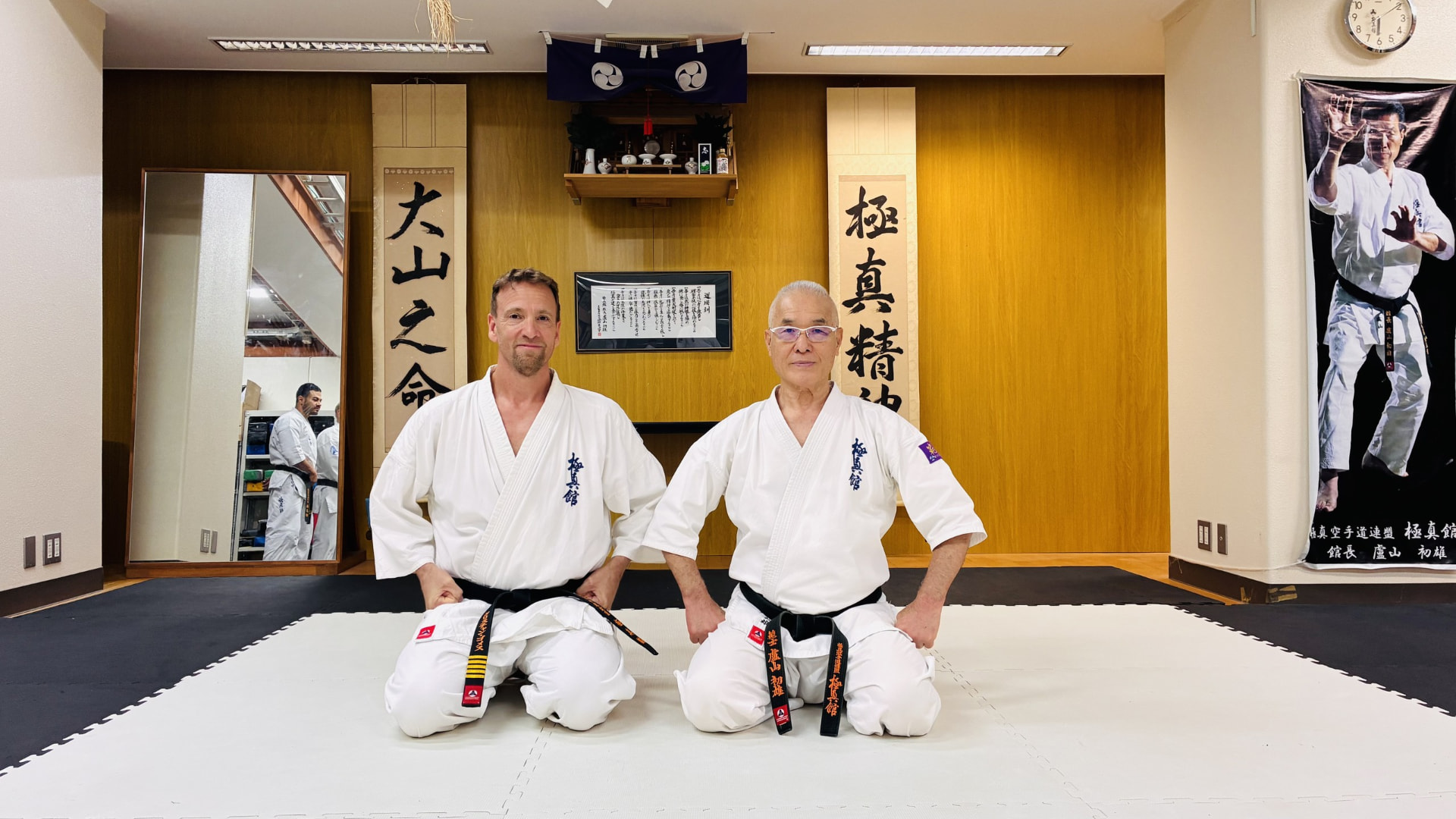 Shihan Kristian con Kaicho Hatsuo Royama en el Honbu de Kyokushin-kan — Warabi, Saitama (noviembre 2025)